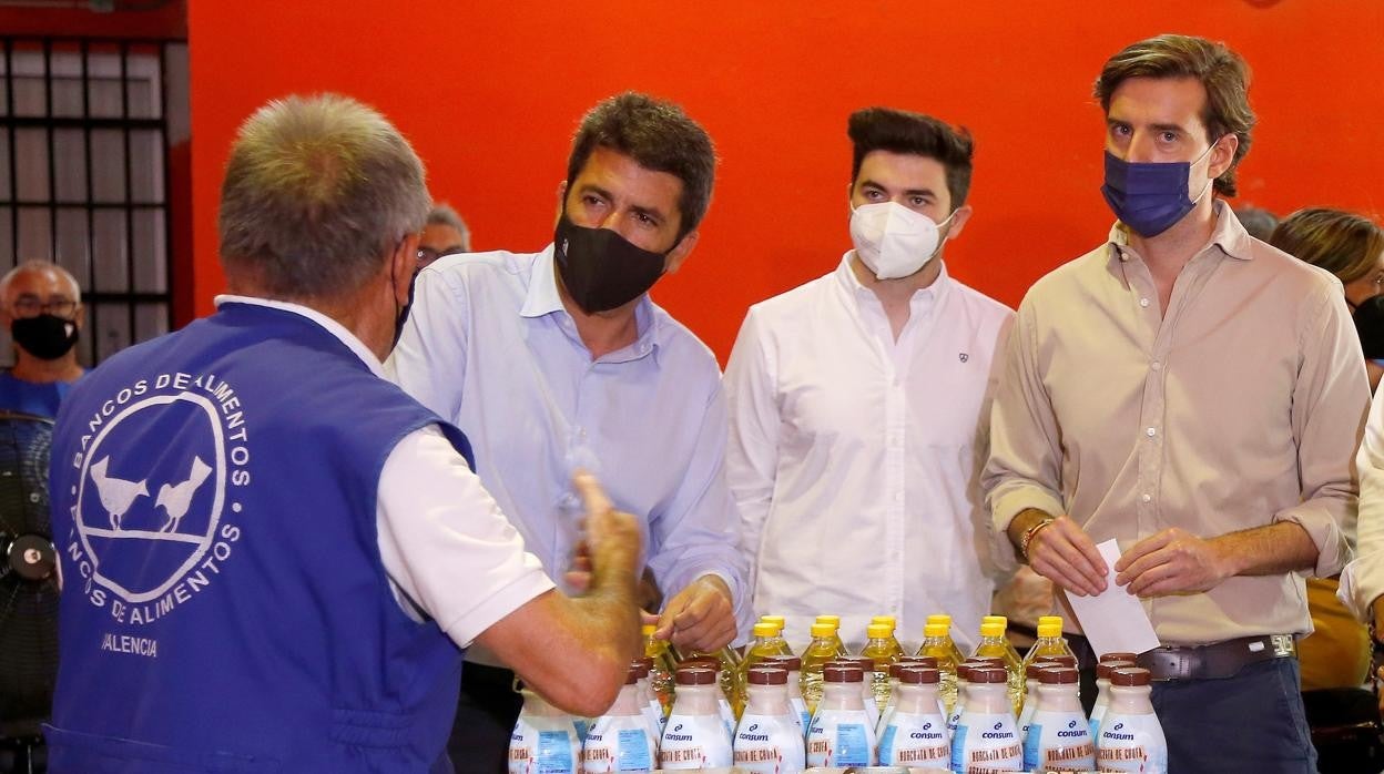 Imagen del presidente del PPCV, Carlos Mazón y el vicesecretario general del PP, Pablo Montesinos, durante su visita al banco de alimentos de Mestalla