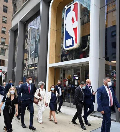 Sánchez, y su comitiva, pasan frente a la tienda de la NBA en la Quinta Avenida