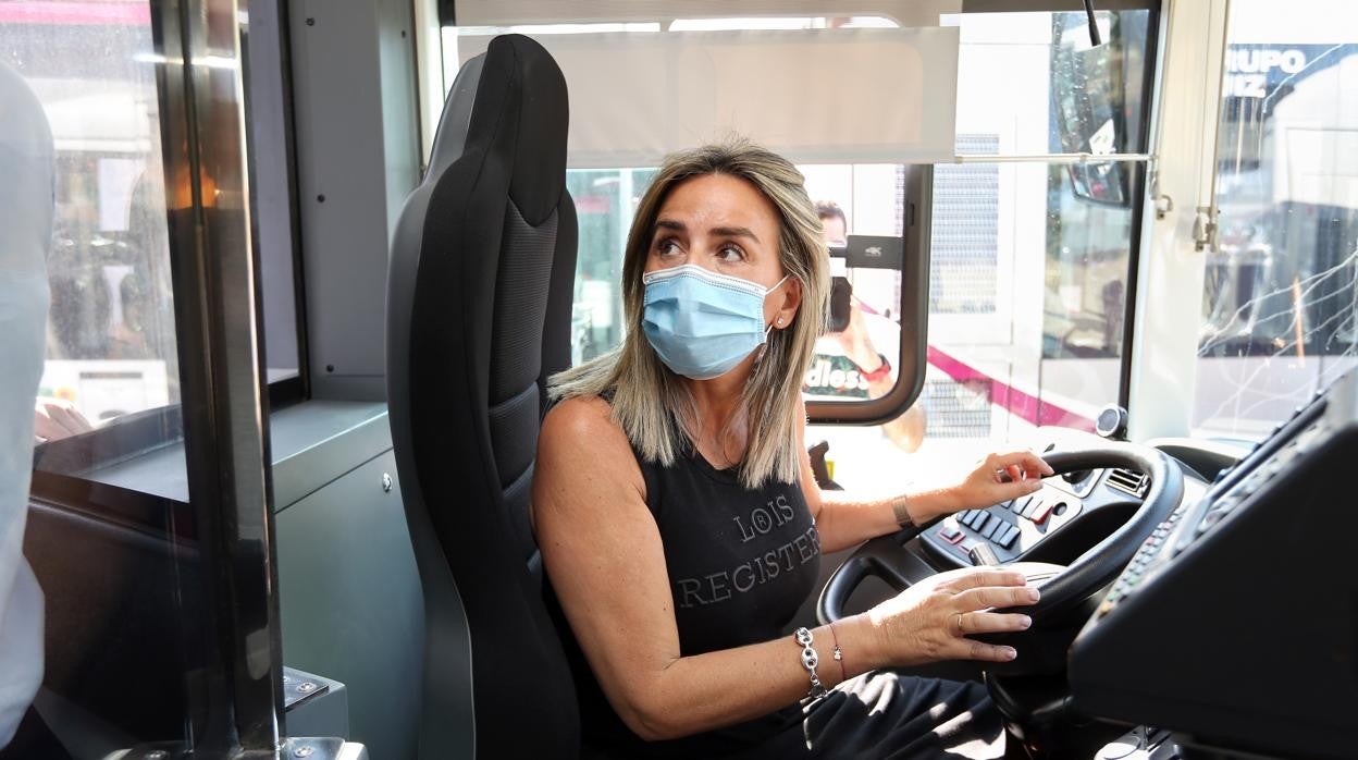 La alcaldesa de Toledo, Milagros Tolón, al volante de uno de los nuevos autobuses