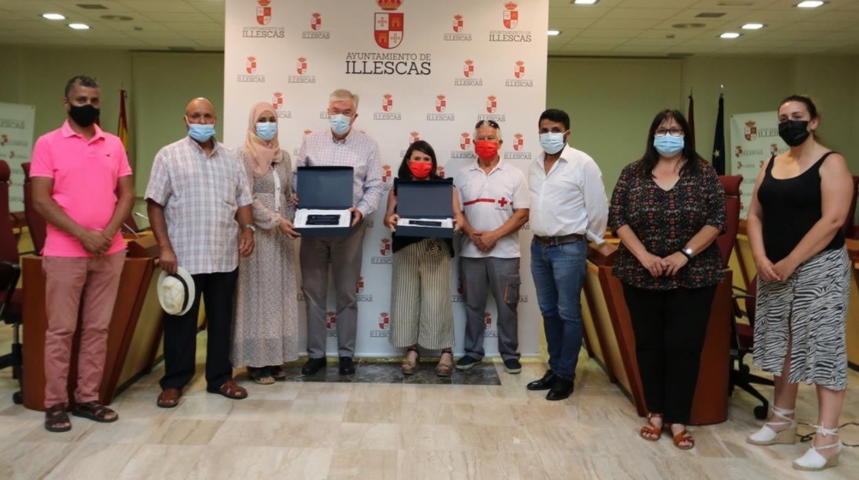 Fotografía de familia con los homenajeados y el alcalde de Illescas