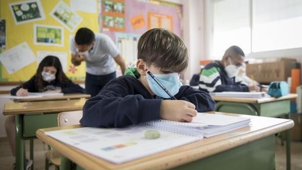 Madrid ve «complicado» vacunar a los escolares antes del inicio del curso por la falta de dosis