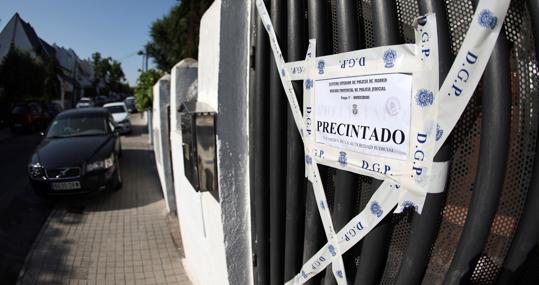 La puerta de la casa del último crimen en Pozuelo, precintada por la Policía