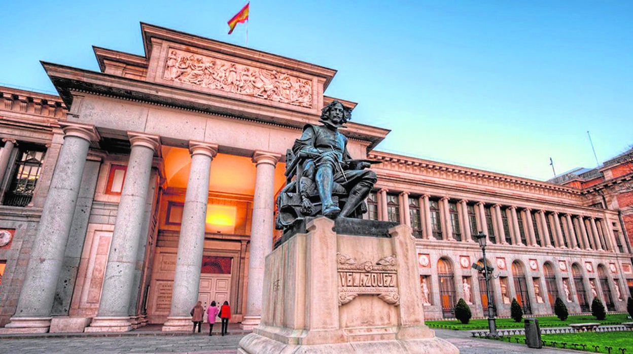 La estatua de Velázquez de preside la fachada lateral del Museo del Prado, en el paseo homónimo