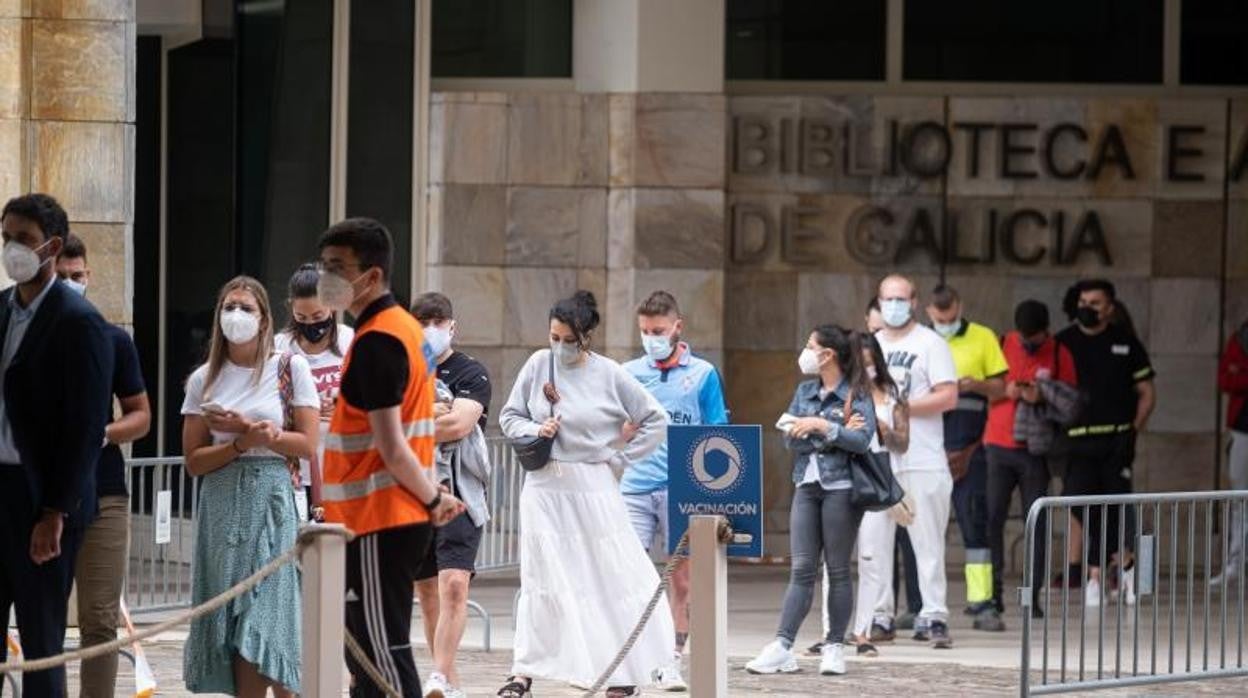 Colas en la Cidade da Cultura de Santiago para vacunarse contra el coronavirus