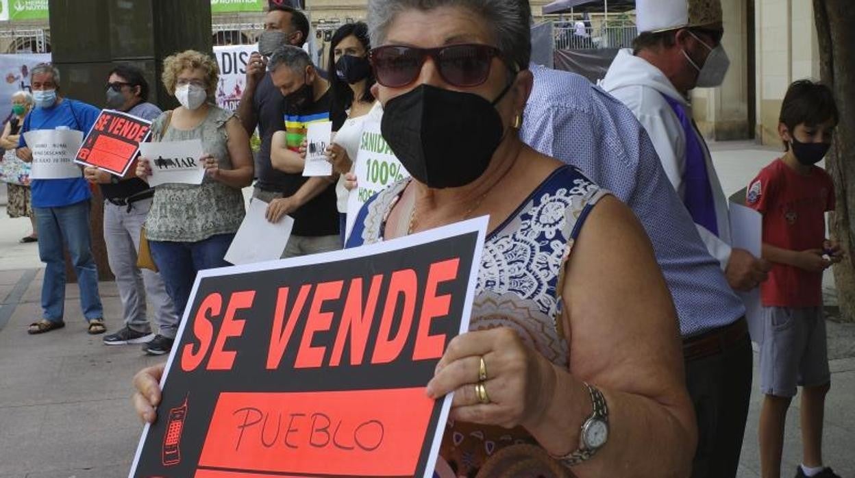 La concentración de protesta se realizó en la Plaza del Pilar, ante la Delegación del Gobierno