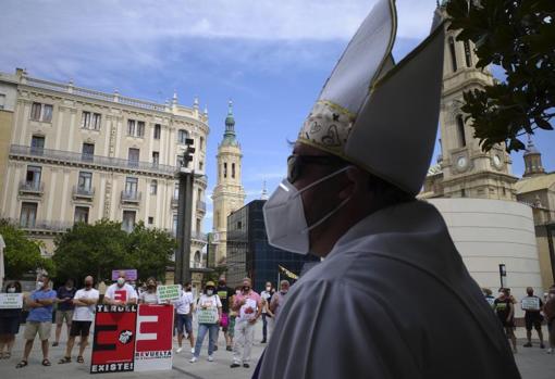 En la movilización participaron un centenar de personas, en la que no faltaron los disfraces y las escenificaciones irónicas para defender las reivindicaciones