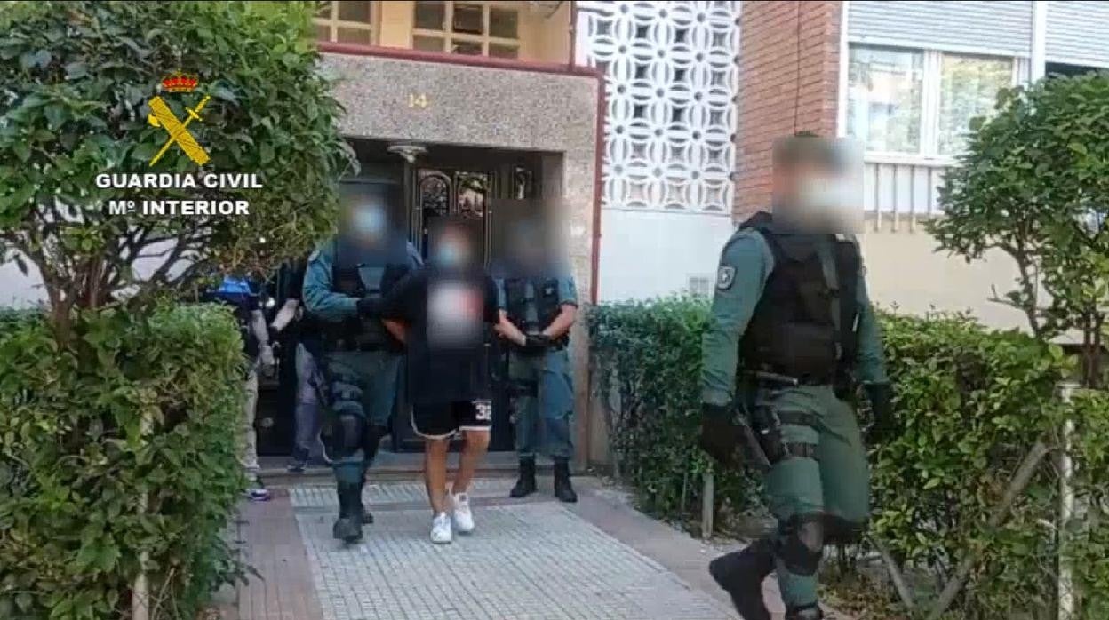 Agentes de la Guardia Civil detienen a uno de los miembros de los Dominican Don't Play