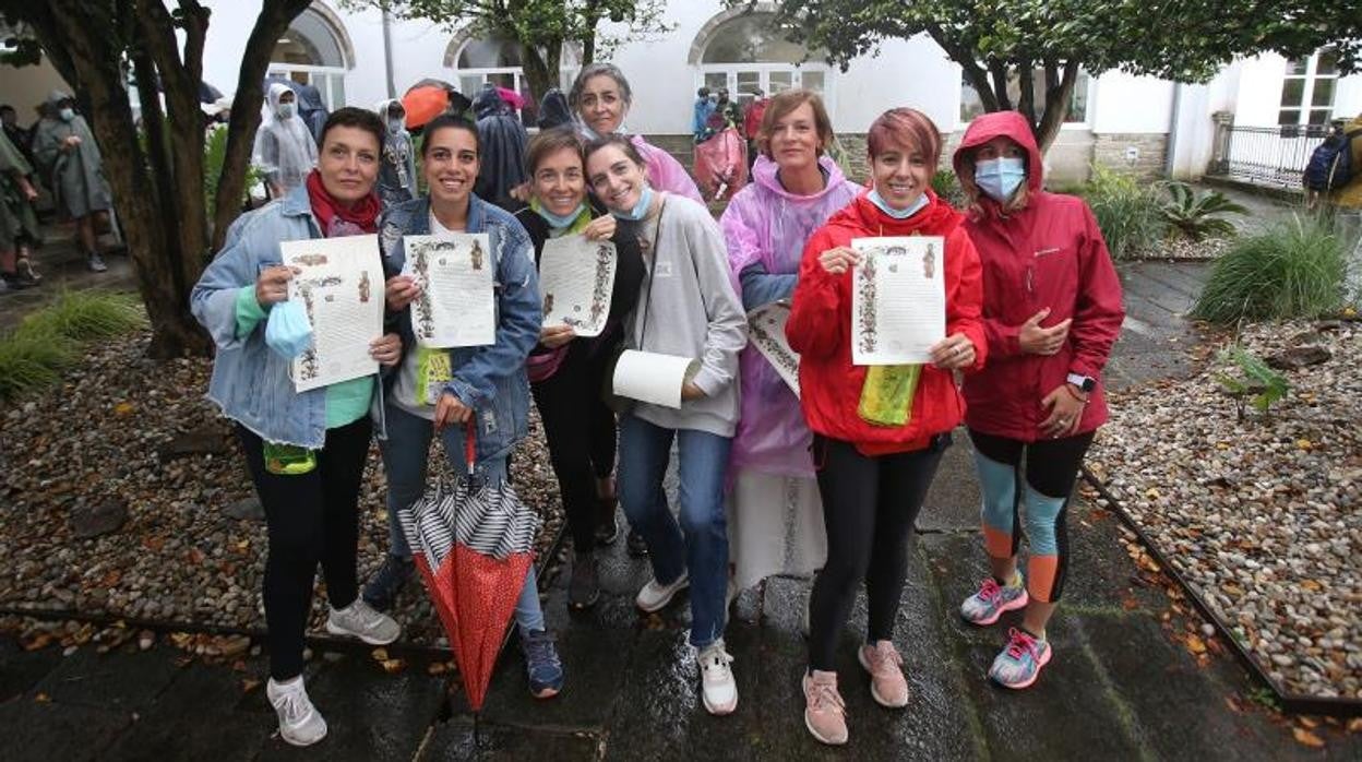 Un grupo de peregrinas, en Santiago, tras haber completado el Camino