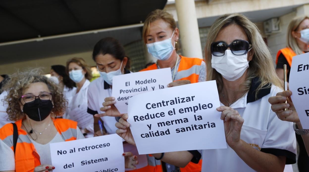 Protesta en el Hospital de Alicante contra el plan de Sanidad de centralizar el Sistema de Emergencias