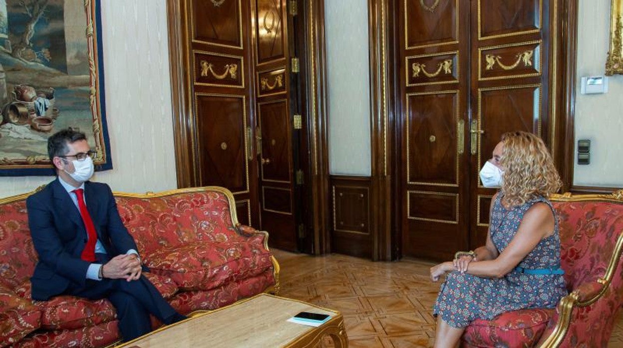 El ministro de Presidencia, Félix Bolaños, y la presidenta del Congreso, Meritxell Batet, ayer en el Congreso