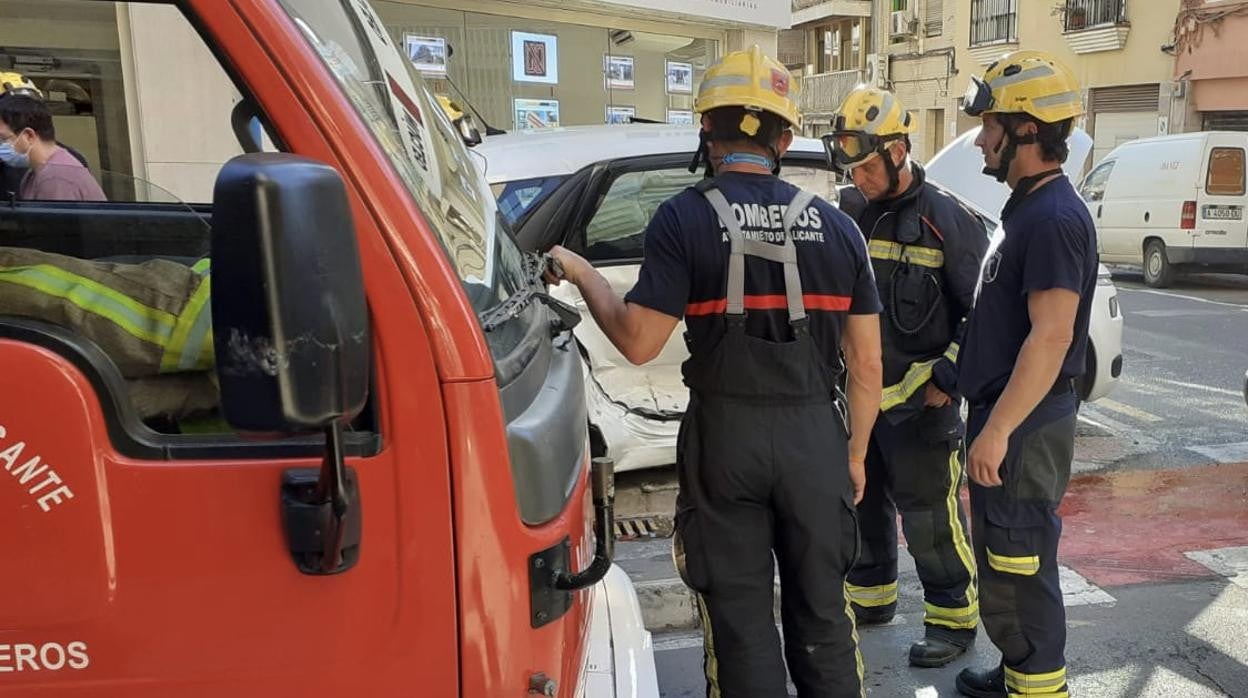 Tres efectivos del cuerpo de Bomberos del SPEIS de Alicante