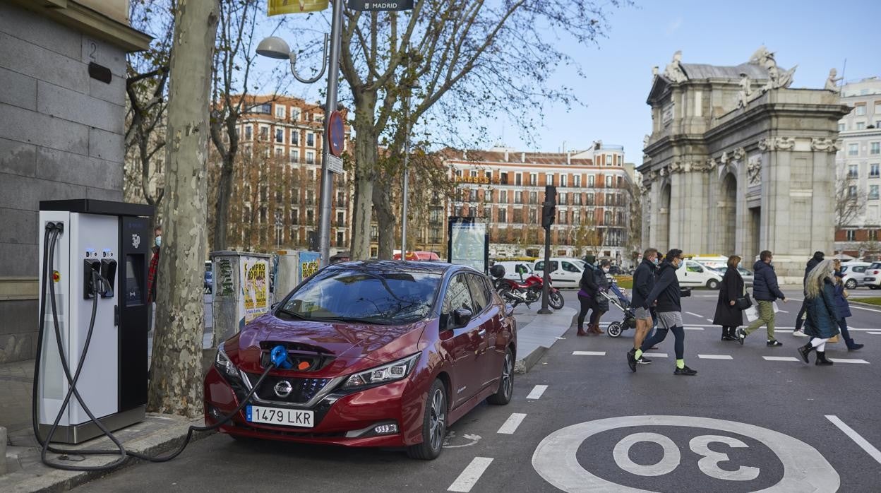 Un coche eléctrico en Madrid