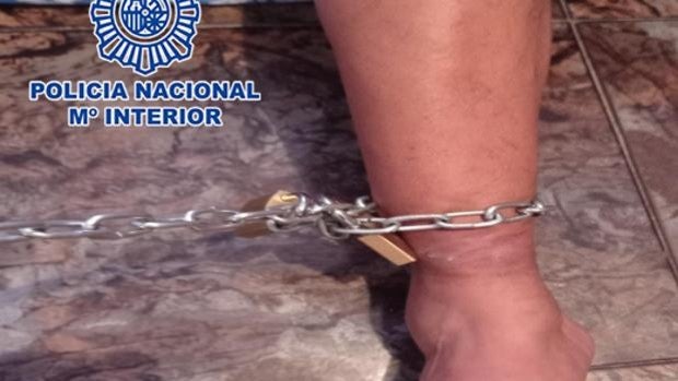 Detenidos dos hijos y la pareja de uno de ellos por encadenar a su padre durante ocho días en una habitación