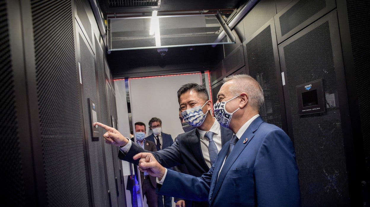 : Pere Navarro y Vicente Zhong en un momento de la visita, hoy