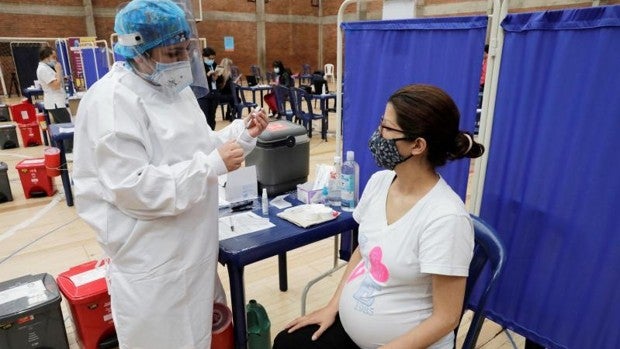 La Generalitat recomienda que las embarazadas se vacunen de Covid «tan pronto como sea posible»