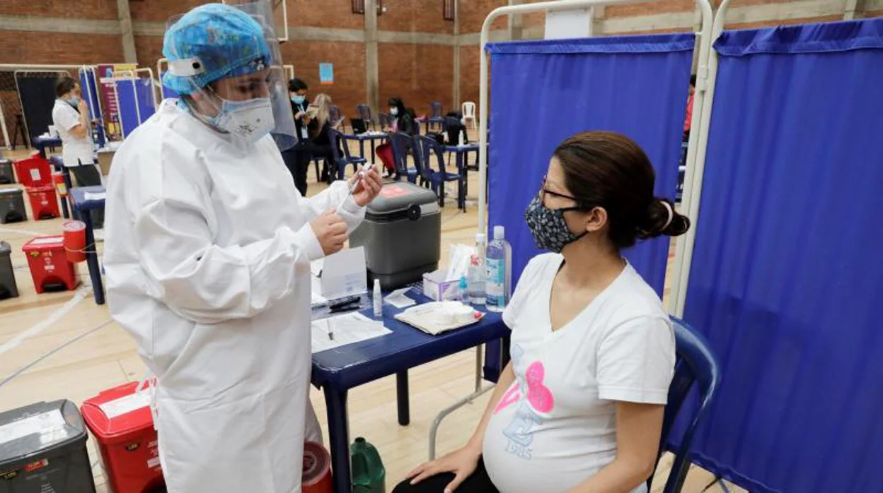 Una mujer embarazada, a punto de ser vacunada de Covid