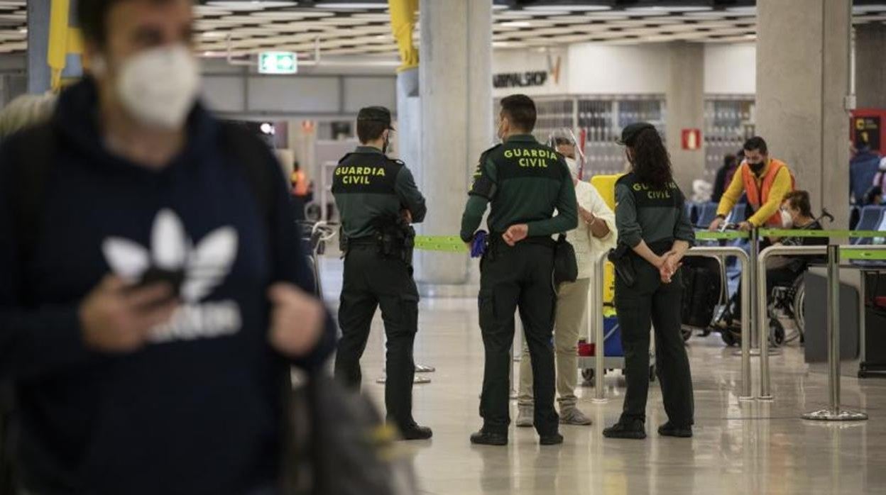 Agentes de la Guardia Civil patrullan en el aeropuerto Adolfo Suárez Madrid-Barajas