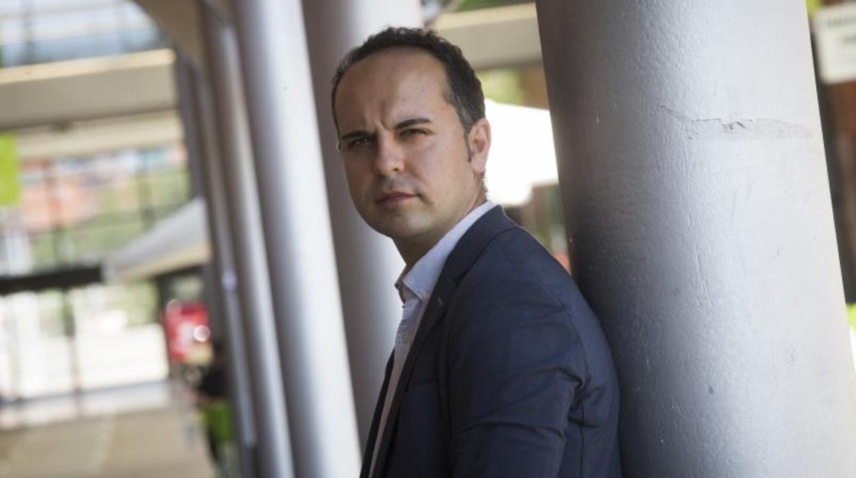 El ex delegado de Desarrollo Urbano con Carmena y ex edil de Más Madrid, José Manuel Calvo, en su barrio, Aluche, ayer