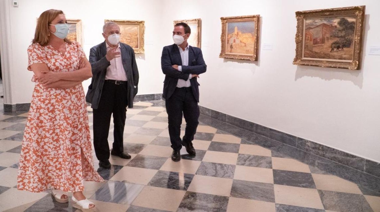 Rosa Ana Rodríguez durante el recorrido por la exposición del pintor polaco