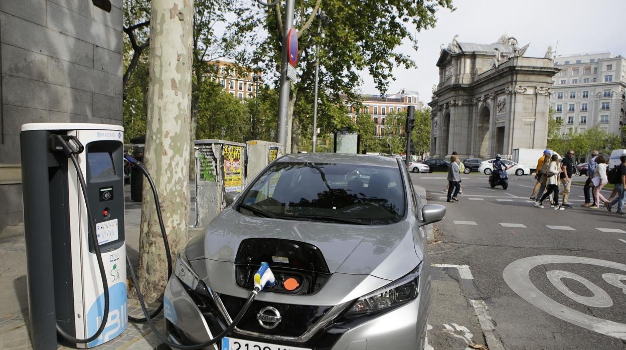 Uno de los puntos de recarga de Madrid, junto a la Puerta de Alcalá