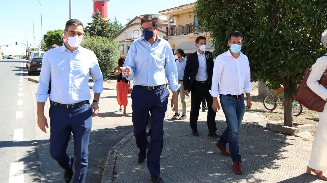 Pedro Sánchez y Luis Tudanca pasean por las calles de Calvarrasa junto al jefe de Gabinete, Óscar López