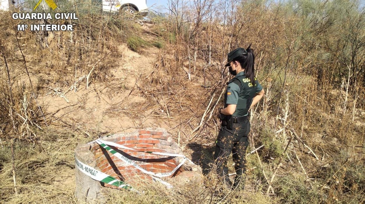 El pozo se encuentra situado en el camino Higares, en un desvío de la carretera CM-4001