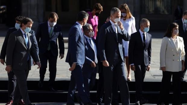 Abucheos a Sánchez y aplausos al Rey a su llegada a la Plaza Mayor de Salamanca