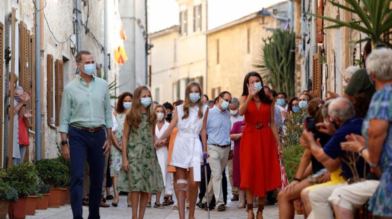 Los Reyes, junto a sus hijas, el verano pasado en Petra, en Mallorca