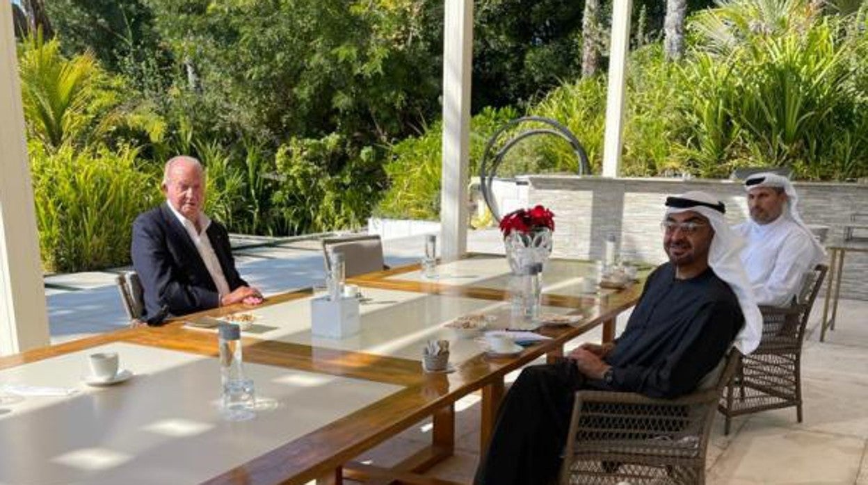 Don Juan Carlos, con el príncipe heredero Mohamed bin Zayed // ABC