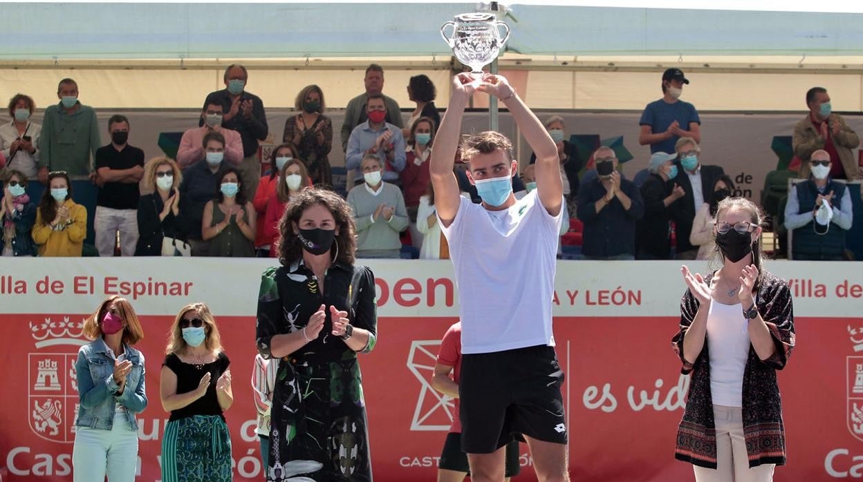 Benjamín Bonzi se impone a Tim Van Rijthoven en la final del XXXV Open Castilla y León-Villa de El Espinar