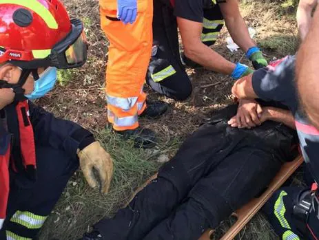 Rescatan a un motorista que cayó por un terraplén de tres metros en Bañeres