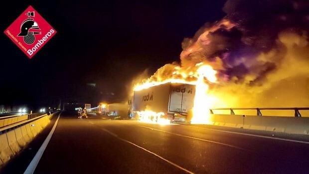 Espectacular incendio de un tráiler de grandes dimensiones en plena autovía en Elche