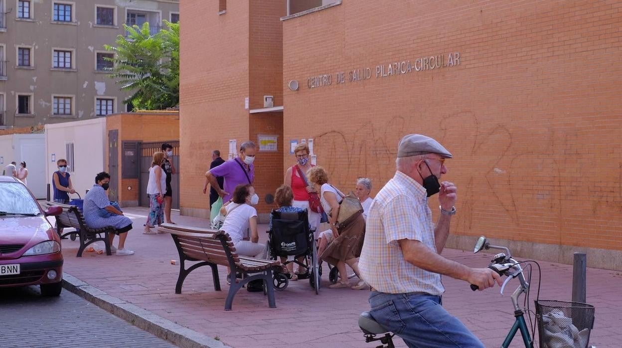 Pacientes a la espera de ser atendidos en un centro de salud de Valladolid.