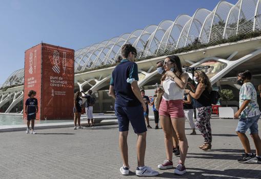 Imagen de jóvenes en la Ciudad de las Ciencias de Valencia