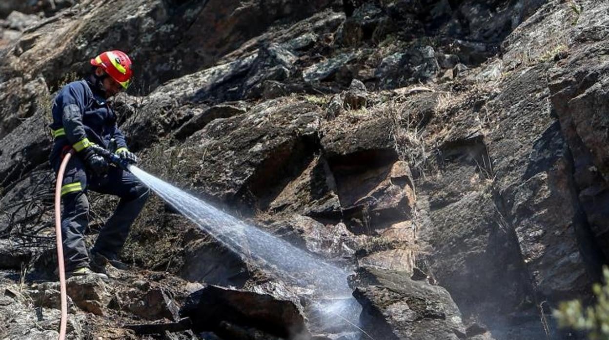 Un bombero trabaja, ayer, en la extinción del incendio