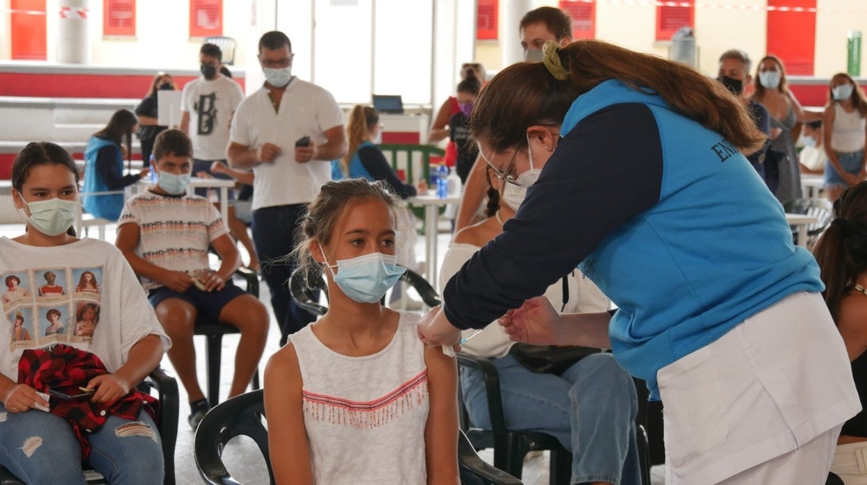 Nira, de 13 años, una de las primeras jóvenes en vacunarse hoy en Pedro Hidalgo