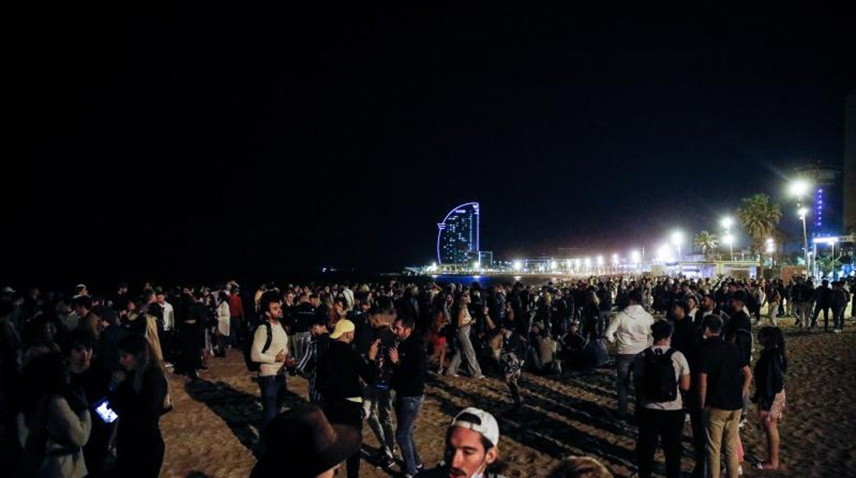 Ambiente nocturno en una playa barcelonesa, hace unas semanas