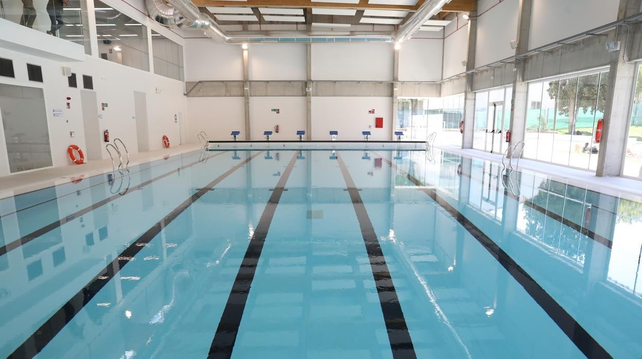 Piscina interior del recientemente remodelado centro deportivo