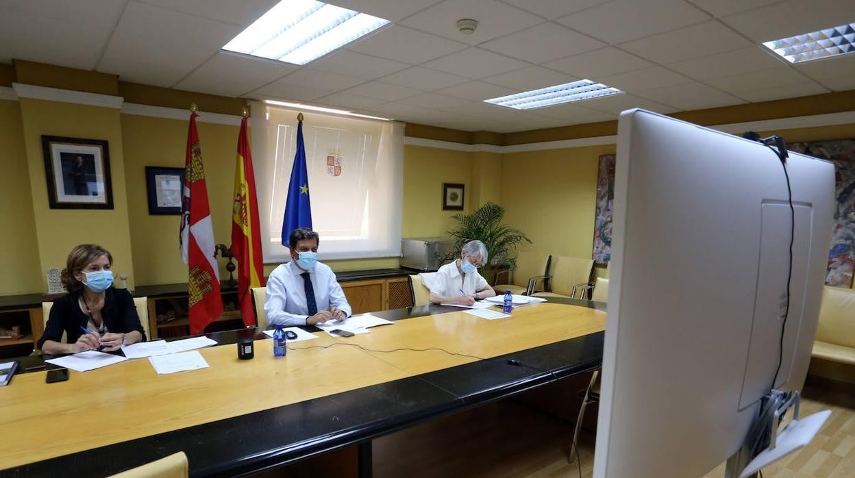 El consejero de Economía y Hacienda, Carlos Fernández Carriedo, durante la conferencia sectorial.