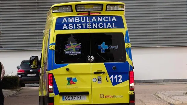 Fallece una mujer en una colisión frontal entre una ambulancia y un turismo en Ávila