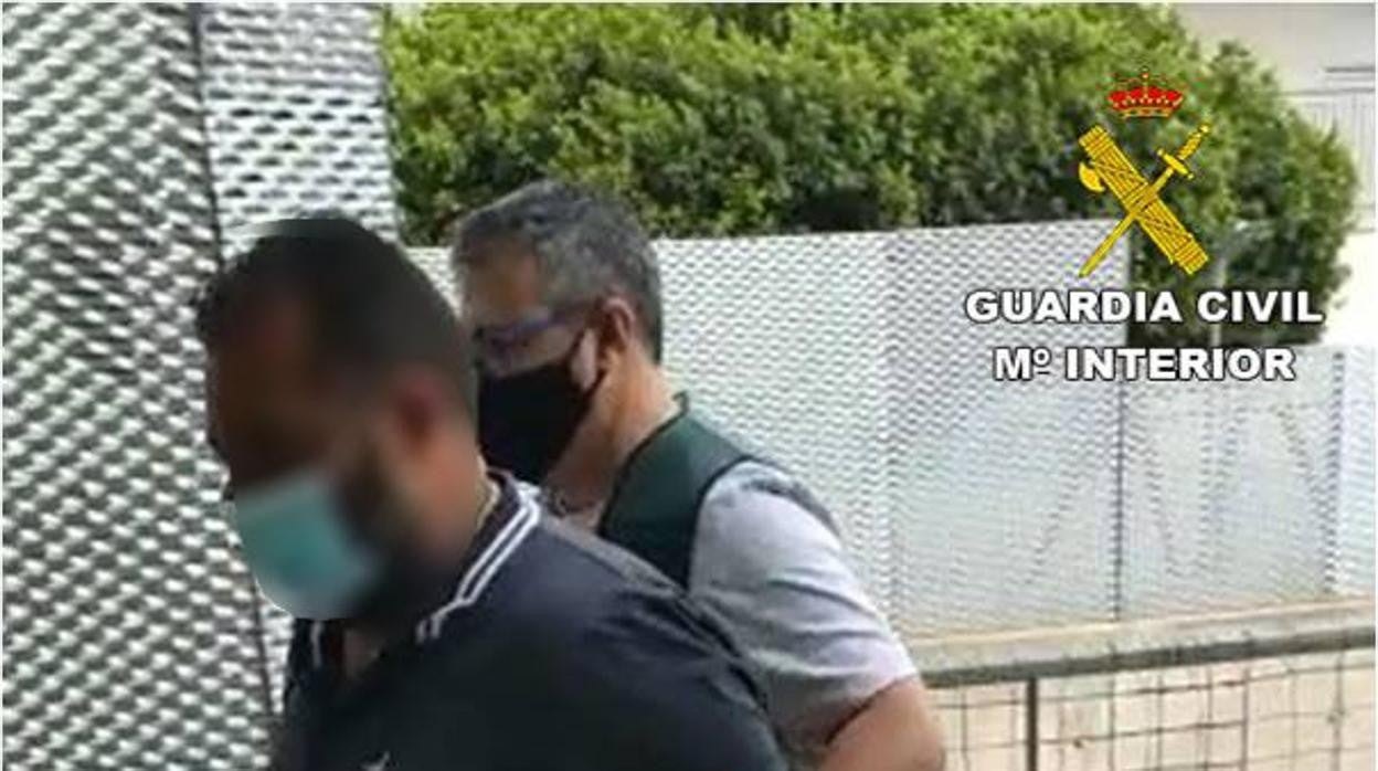 Uno de los detenidos por la Guardia Civil en Almoradí