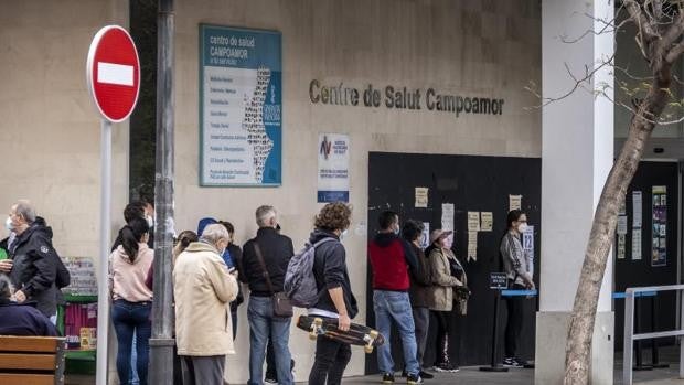 El PP denuncia «el colapso» de la Atención Primaria en Alicante y exige la readmisión de los 3.300 despedidos