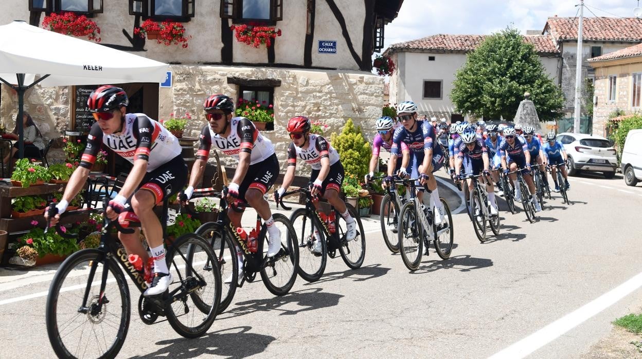 Corredores durante la segunda etapa (Tardajos-Briviesca) de la XLIII edición de la Vuelta ciclista a Burgos