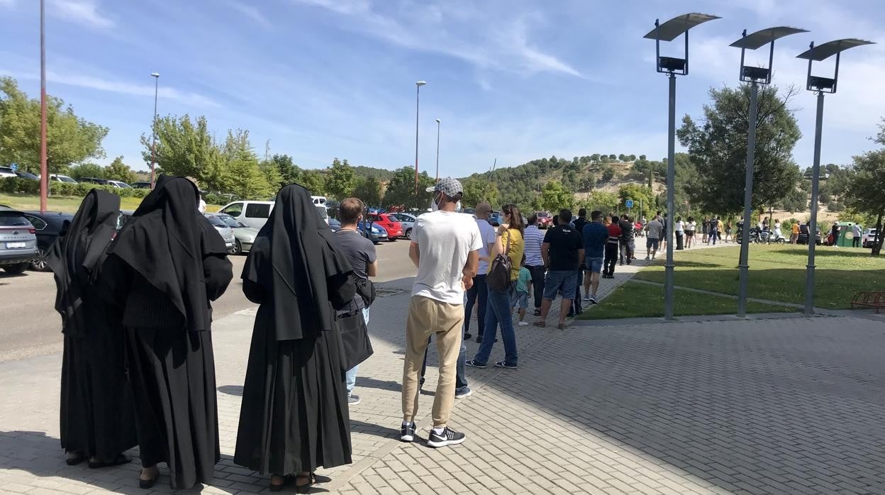 Cola para vacunarse ante el Auditorio Miguel Delibes, centro de vacunaciones masivas en Valladolid