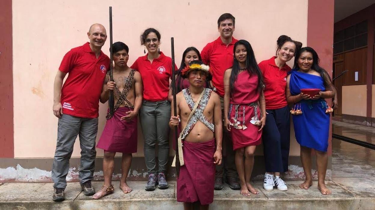 Los cooperantes Joan Palerm (izquierda) y Eva Landeira (penúltima a la derecha) durante su estadía presencial en el Perú amazónico