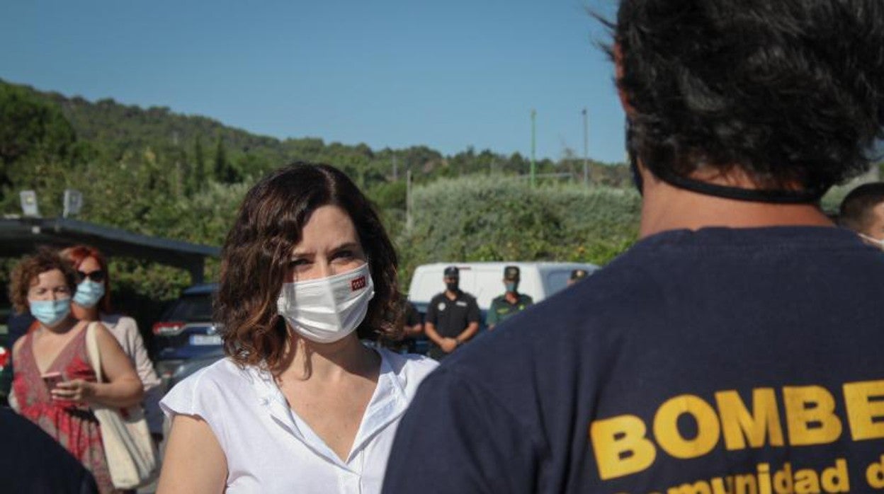 La presidenat de la Comunidad durante su visita hoy al Parque de Bomberos de San Martín de Valdeiglesias