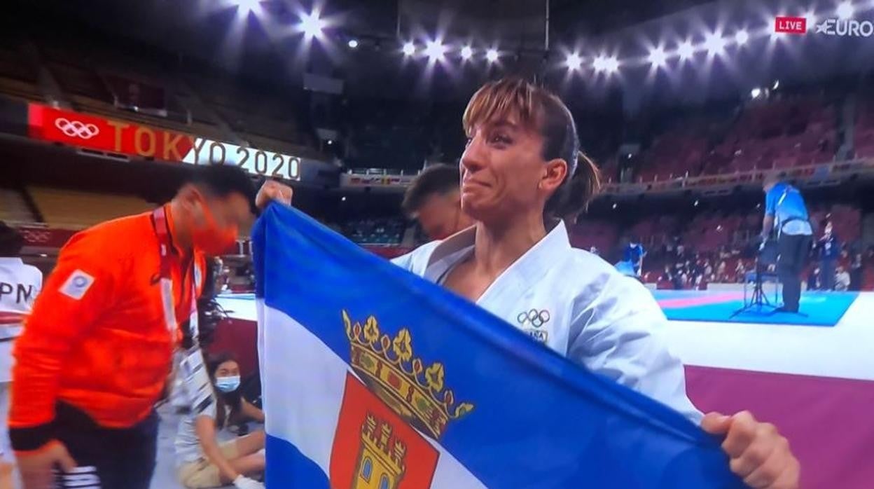 Sandra Sánchez, emocionada, sostiene la bandera de Talavera de la Reina tras ganar la medalla de oro en los Juegos Olímpicos de Tokio