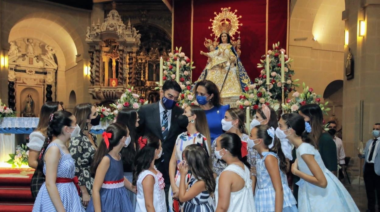 El alcalde y las representantes de las Hogueras, con la Patrona al fondo