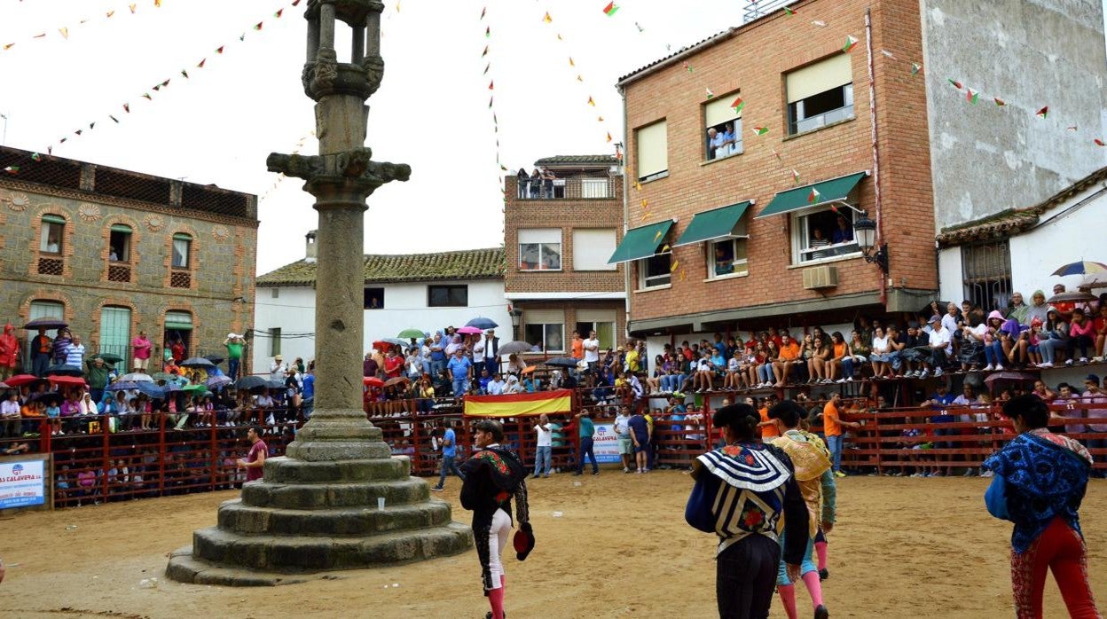 La plaza de la Constitución de Castillo de Bayuela, con su característico rollo de Justicia, de estilo gótico-plateresco