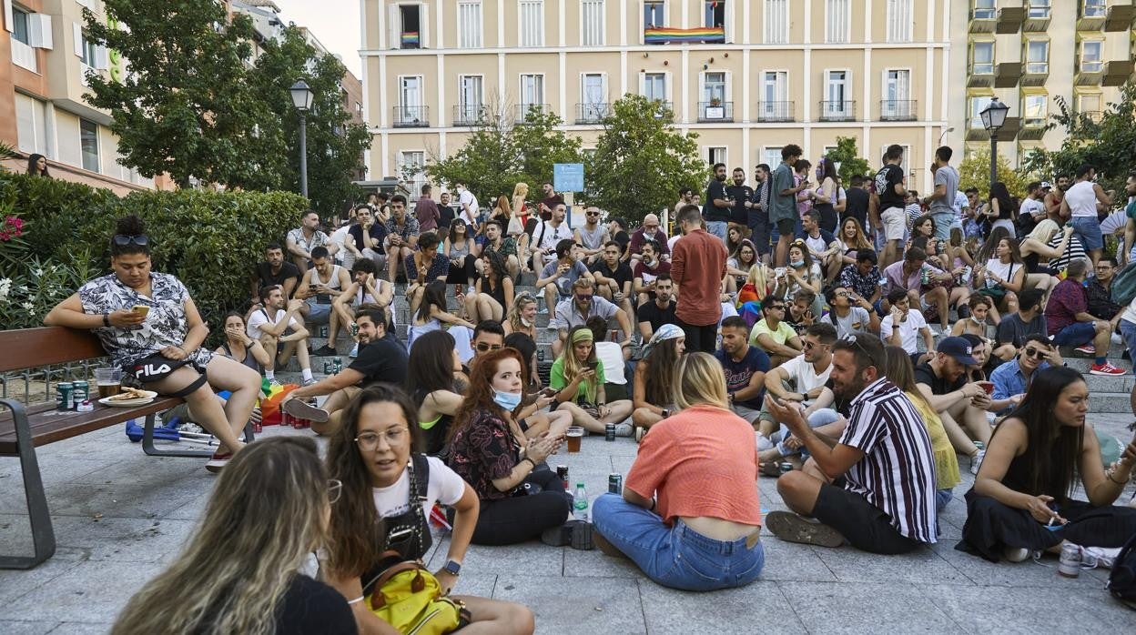Jóvenes en la Plaza de Pedro Zerolo, a principios de julio